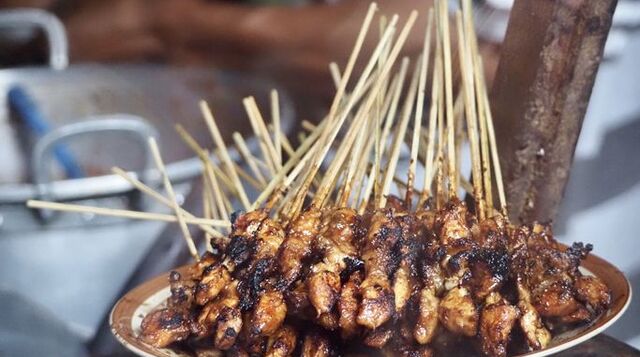 Sate Madura Paling Ikonik di Jakarta yang Selalu Ramai Pembeli
